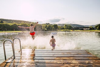 Sprung in den Badesee Pinggau | © Oststeiermark Tourismus