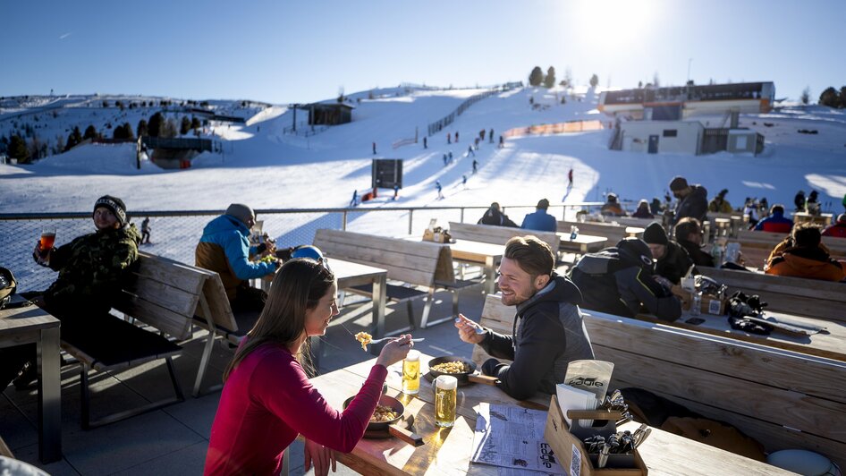 Kulinarik im Außenbereich | © Murtal Seilbahnen Betriebs GmbH