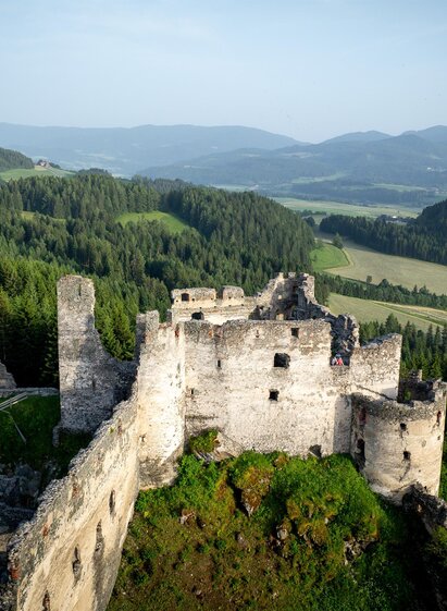 Schloss mit Aussicht |  Tom Lamm | © Tourismusverband Murau