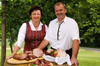 Familie Matzhold mit ihren Spezialitäten | © Matzhold