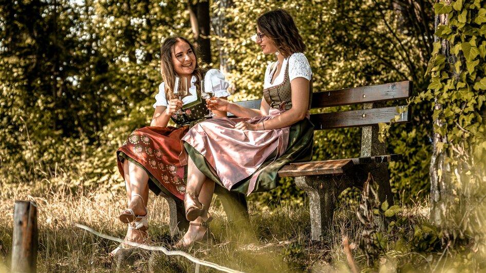 Buschenschank Singer_Dirndln_Oststeiermark | © Buschenschank Singer