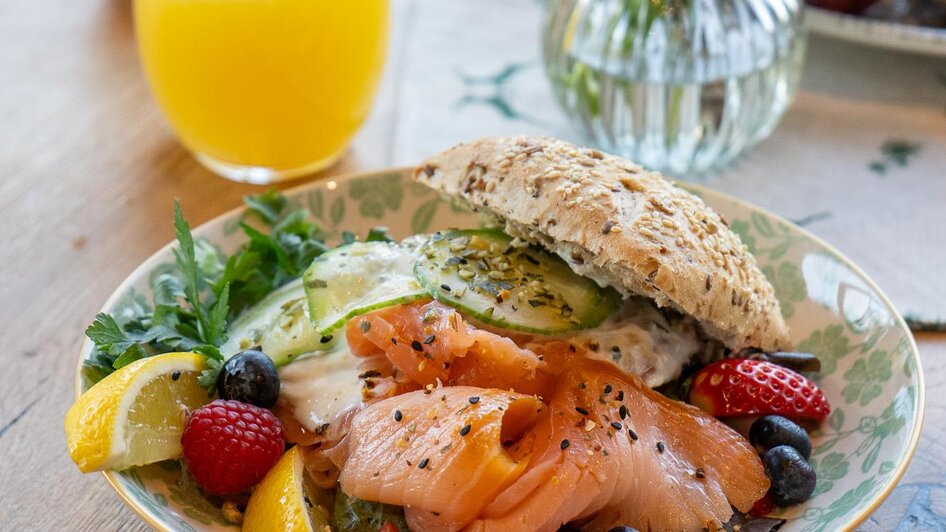 Frühstückskreation im Café DER HIRSCH | © Tobias Sudi