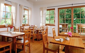 Café Viola in the garden, Bad Aussee, tables | © Viola im Garten