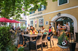 Guest garden of the café “Zum grünen Baum” in Friedberg | © Café Zum grünen Baum