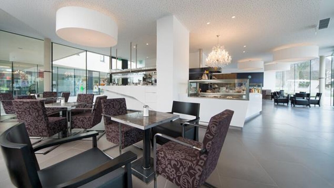 Ein modernes Café mit eleganten Sitzplätzen und großen Fenstern. Die Einrichtung ist hell und einladend, ideal für entspannte Treffen. | © Cafe Gande