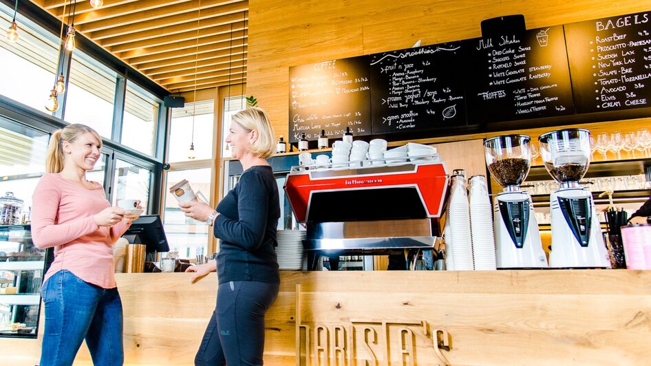 Coffeshop Barista's Theke mit Gästen | © TV Region Graz - Mias Photoart