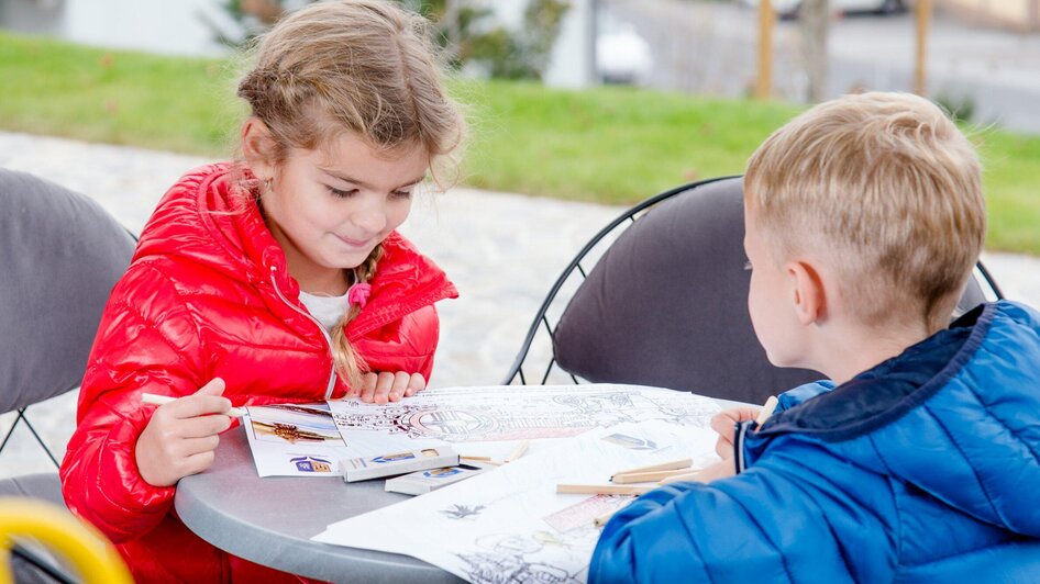 Coffeshop Barista's Kinder malen | © TV Region Graz - Mias Photoart