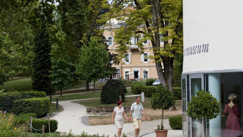 Mitten im Kurpark liegt das Curmuseum | ©  Thermen- & Vulkanland