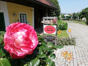 Außenansicht Hofcafe mit Blume | © Klaudia Schneider