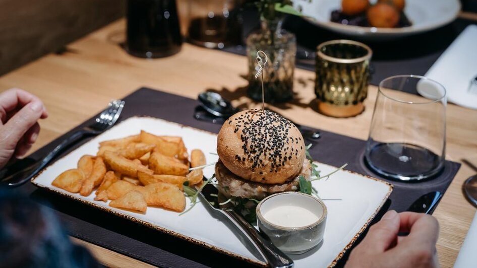 Der Schrenk_Burger mit Pommes_Oststeiermark | © Innotum