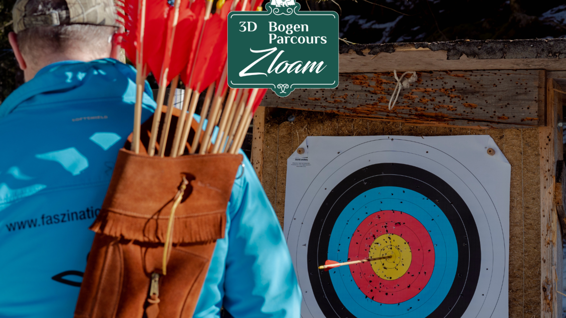 Ein Bogenschütze steht vor einer Zielscheibe mit einem Pfeil im roten Bereich. Im Hintergrund sind Pfeile in einem Halfter zu sehen. | © www.zloam.at