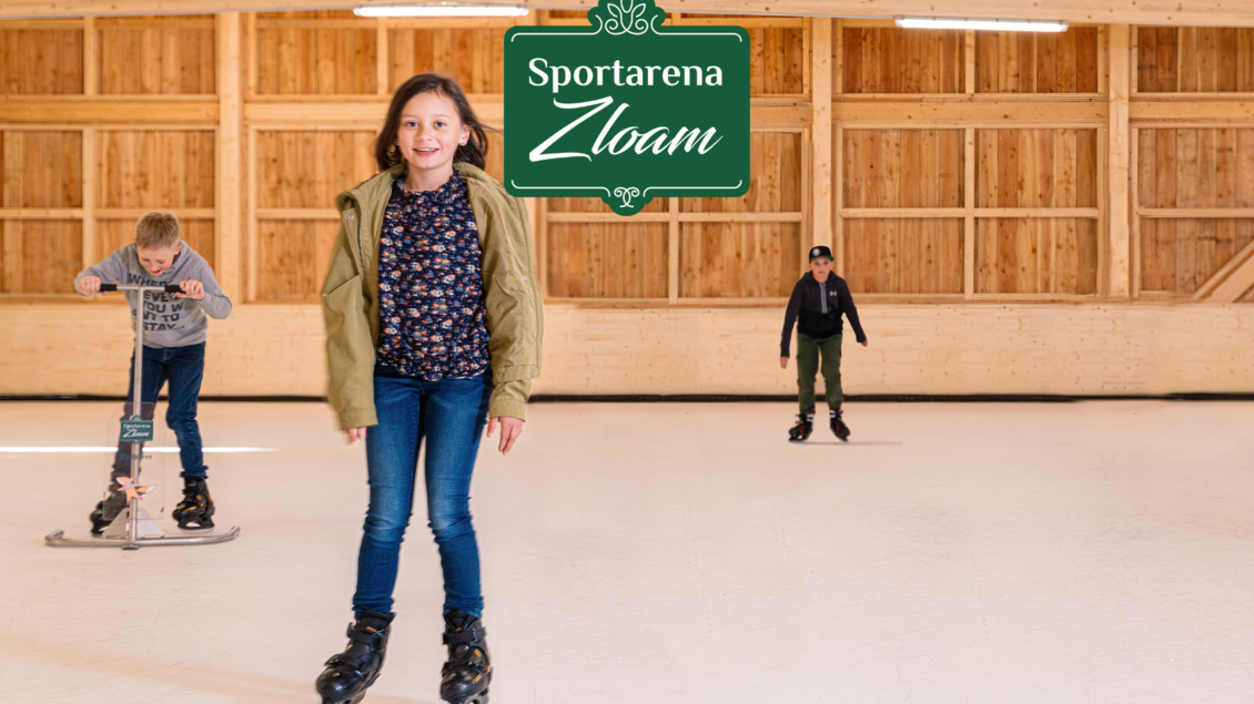 Ein Kinder-Eislaufplatz in der Sportarena Zloam. Drei Kinder in Eislaufschuhen genießen das Eis, während die holzverkleidete Umgebung eine gemütliche Atmosphäre schafft. | © www.zloam.at
