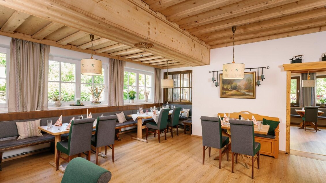 <p>Die gemütliche Gaststube beim Gasthaus Stöckl mit Holzbalkendecke und stilvollen Möbeln. Große Fenster lassen viel Tageslicht herein und die Tische sind schön gedeckt.</p> | © Gasthaus Stöckl