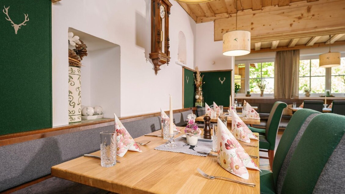 <p>Die gemütlich dekorierte Gaststube im Gasthaus Stöckl. Große Fenster sorgen für eine helle und einladende Atmosphäre.</p> | © Gasthaus Stöckl