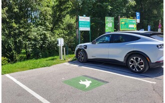 E-Tankstelle Scheichlmühle, Altaussee, Auto ladet | © Petra Kirchschlager