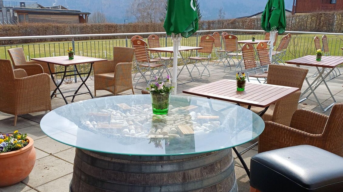 <Der gemütliche Sitzgarten im Freien mit Frühllingsblumen dekoriert und Aussicht auf die schönen Ausseer Wiesen und Berge. | © Elisabeth Pichler