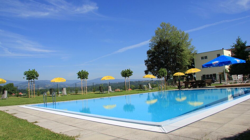 Freibad Martinhof mit Liegeplätzen | © Martinhof