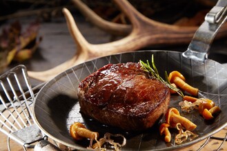 Fleisch auf Teller mit Pilzen | © AdobeStock_261262938 (c) exclusive-deisgn