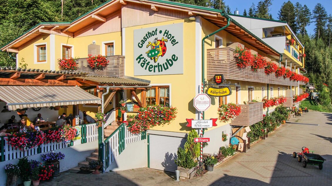 Ein einladendes Hotel mit bunten Blumen an den Balkonen. Die Fassade ist freundlich und rustikal, umgeben von einer schönen Landschaft. | © Tourismusverband Murau