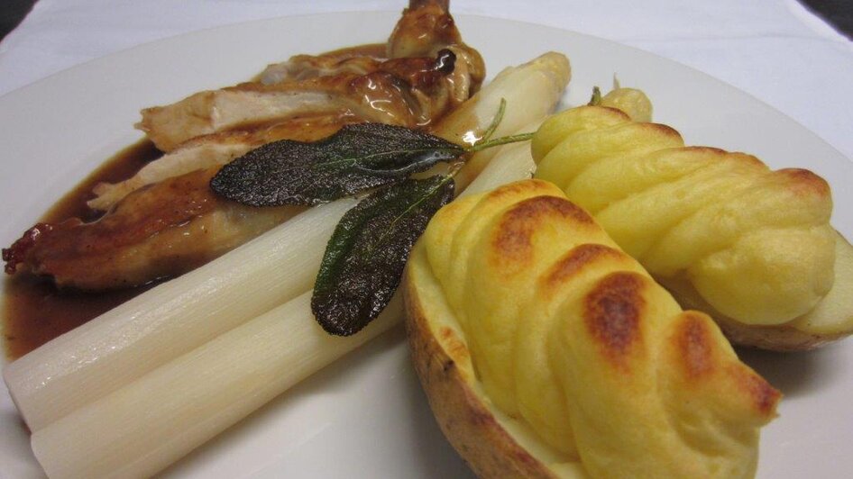 Spargel mit Beilage_Oststeiermark Tourismus | © Gasthof Lang zur Festenburg