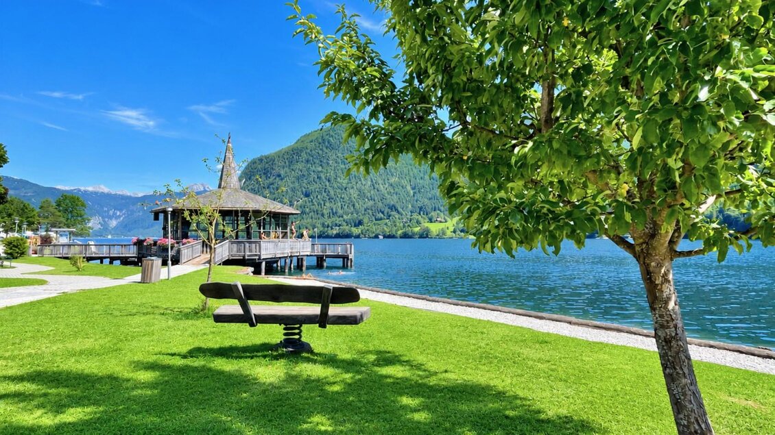 Vom Gemeindepark hat man eine tolle Aussicht auf das glasklare Wasser des Grundlsees mit dem Musikpavillon direkt am Wasser und den Bergen des Ausseerlandes im Hintergrund. | © Tourismusverband Ausseerland