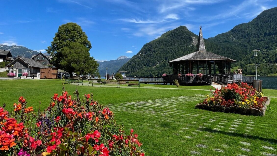 Der Gemeindepark in Grundlsee hat ein schön gepflegte Wiese mit bunten Blumen und Bänken zum Verweilen. Direkt am Grundlsee befindet sich auch der Pavillon. | © Tourismusverband Ausseerland