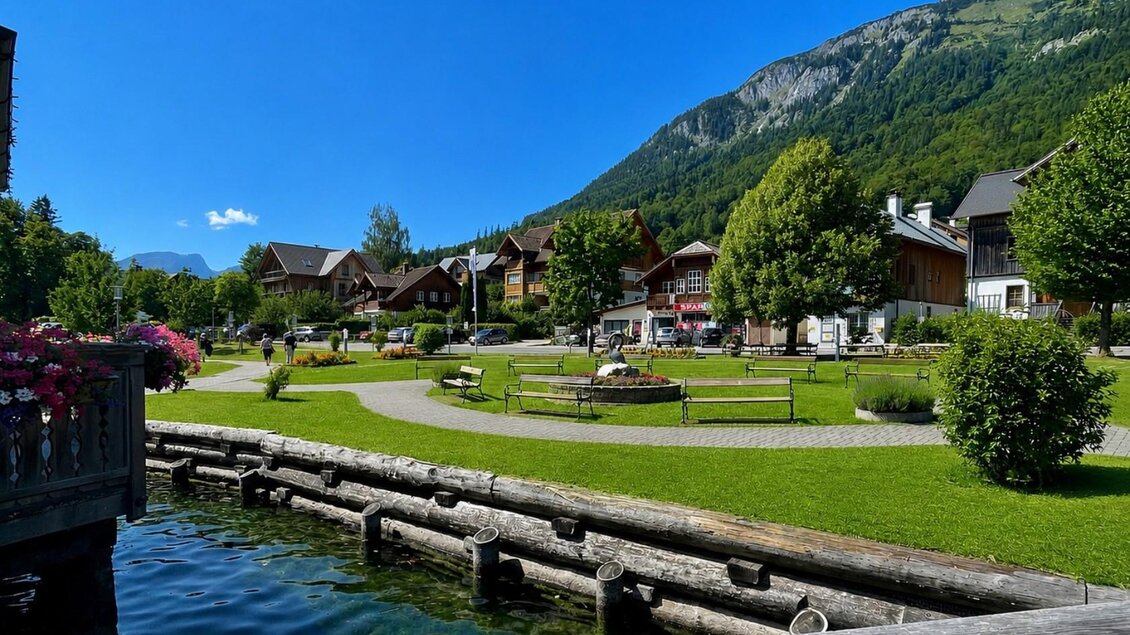 Ein kleiner Weg führt durch den grünen Gemeindepark in Grundlsee, welcher direkt am Ufer des Grundlsees liegt. Es gibt einige Bänke um die schöne Aussicht auf die Seelandschaft zu genießen. | © Tourismusverband Ausseerland