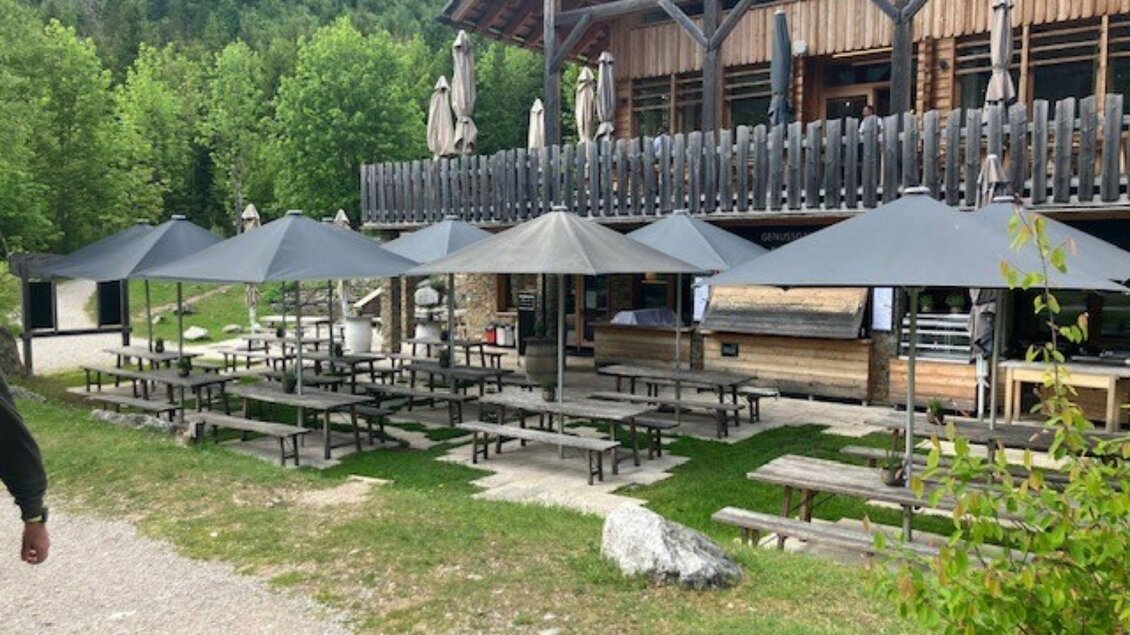 Der Genussgarten hat eine Terrasse mit vielen Tischen und Sonnenschirmen vor dem Restaurant Genuss am See. Umgeben von grünen Bäumen und einer natürlichen Umgebung.</p> | © TVB Ausseerland Salzkammergut (c) Heike Temmel