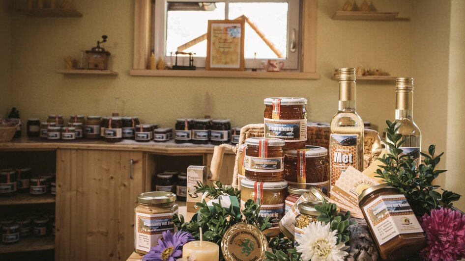 Eine Vielzahl von Bienenprodukten | © Stefan Leitner