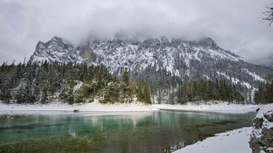 Grüner See im Schnee