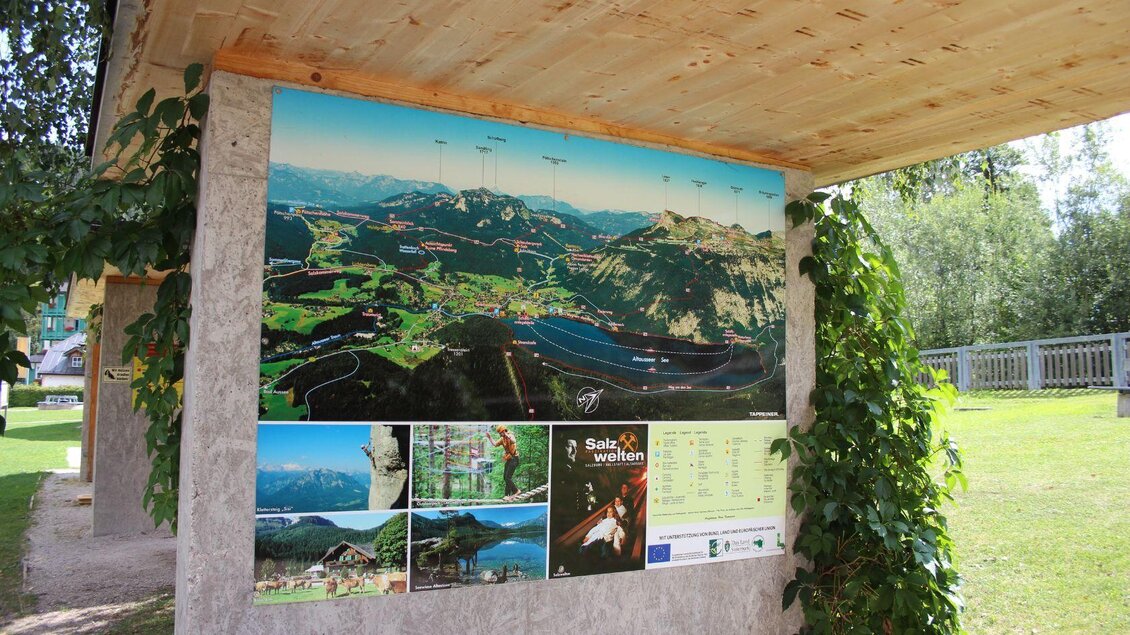 Eine Infotafel mit einer Übersichtskarte der Landschaft und Freizeitmöglichkeiten. Die Karte zeigt Berge, Seen und Wanderwege. | © Viola Lechner