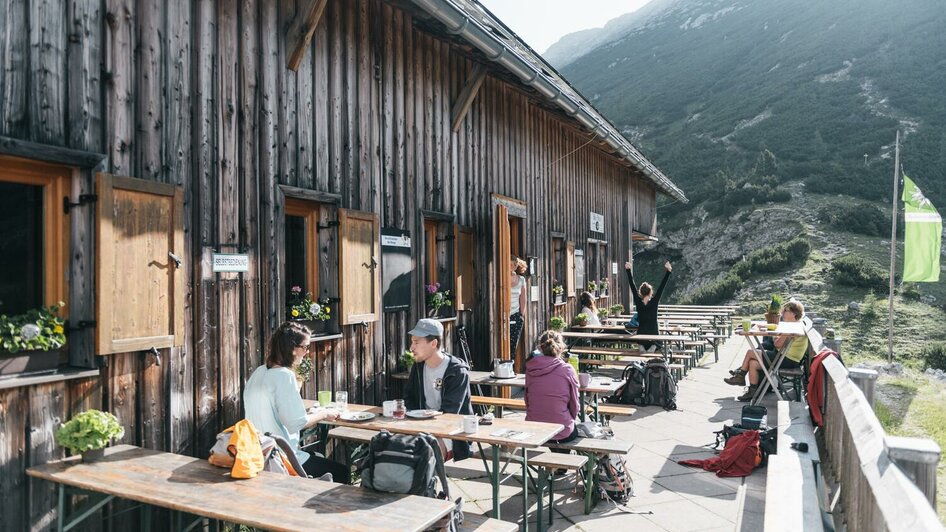 Sonnenterrasse auf der Heßhütte | © Stefan Leitner