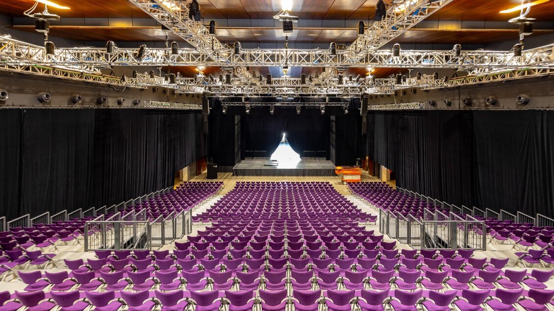 Bühne und Zuschauerraum der Helmut List Halle Graz | © Graz Tourismus-Harry Schiffer