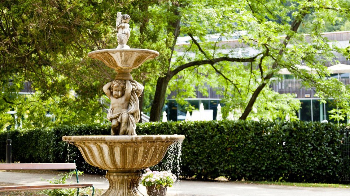 Brunnen parkseitig der Therme der Rune | © Thermen- & Vulkanland