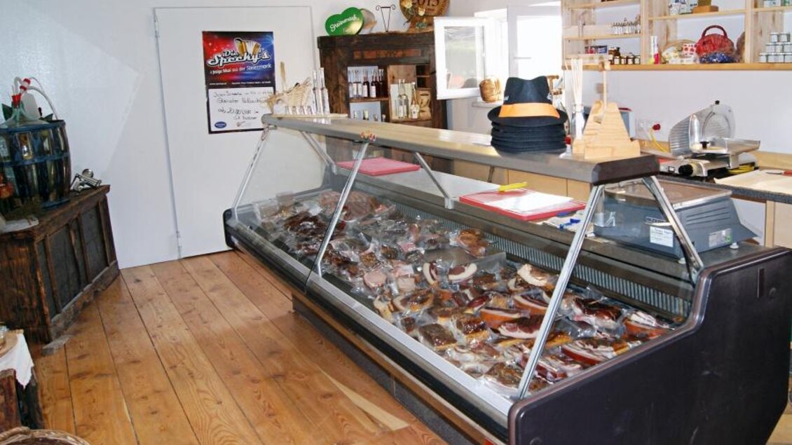 Ein feiner Fischladen mit einem großen Kühlregal, das eine Auswahl an Fischen und Meeresfrüchten präsentiert. Der Boden ist aus Holz, und die Wände sind hell gestrichen. | © TV Murau