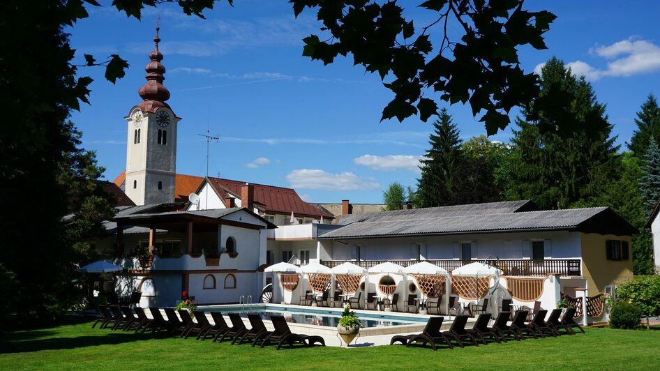 Schwimmbad mit Blick auf Kirche | © Kloepferkeller