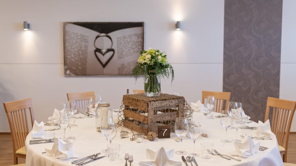 Hochzeitstisch im Restaurant Schwarzer Adler | © Hotel-Restaurant Schwarzer Adler