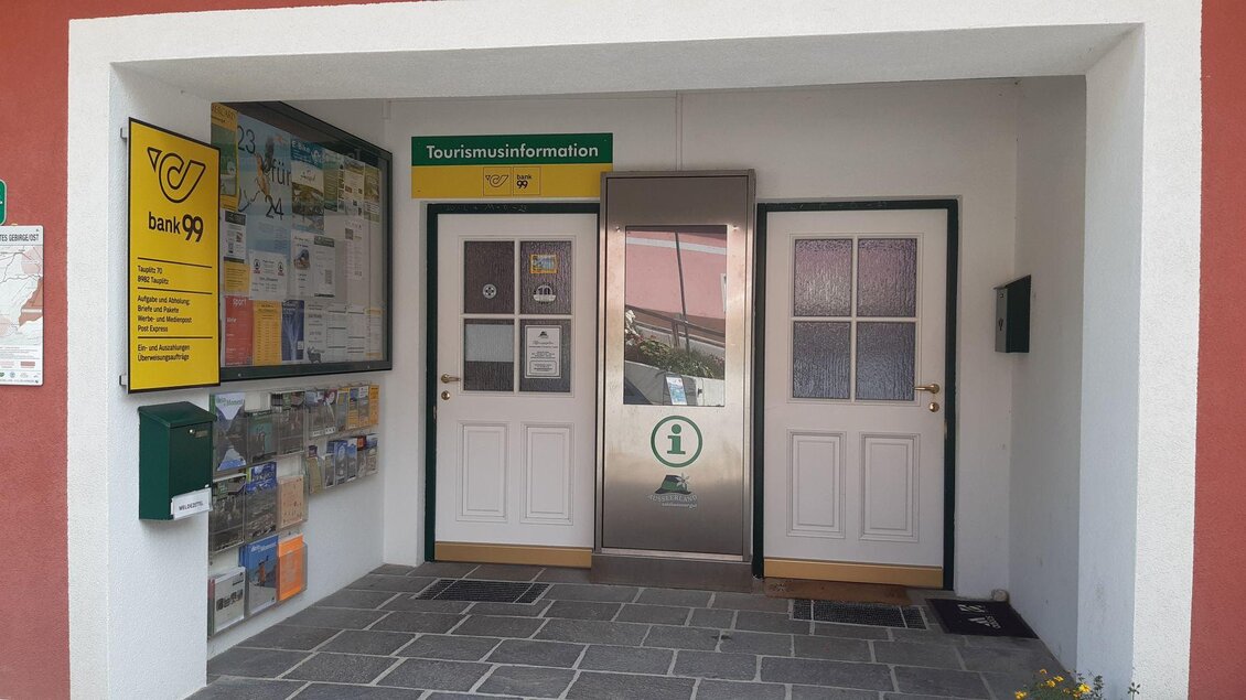 Ein Eingang zu einem Informationszentrum für Touristen. Neben der Tür hängen Informationsblätter und ein Briefkasten. | © TVB Ausseerland Salzkammergut/Raunigg