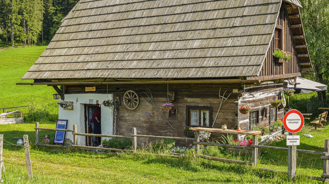 Die Russkeusche von außen betrachtet. | © Photo Martin
