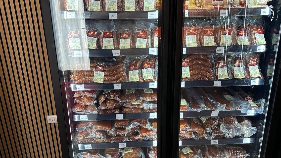 Ein Kühlschrank voller sorgfältig verpackter Wurstsorten und Fleischprodukte. Die Regale sind ordentlich angeordnet und die Artikel sind klar beschriftet. | © Kaiserfleisch