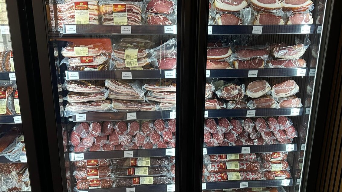 Ein Kühlschrank voller Fleischprodukte in verschiedenen Verpackungen. Die Regale sind ordentlich mit verschiedenen Sorten und Schnitten gefüllt. | © Kaiserfleisch