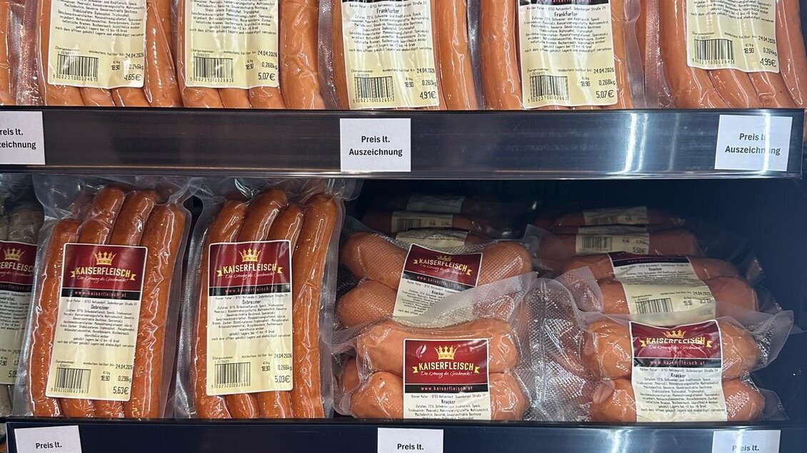 Eine Auswahl an Würsten und Aufschnitt in durchsichtigen Verpackungen auf einem Regal. Die Produkte haben ansprechende Etiketten mit verschiedenen Farben und Informationen. | © Kaiserfleisch