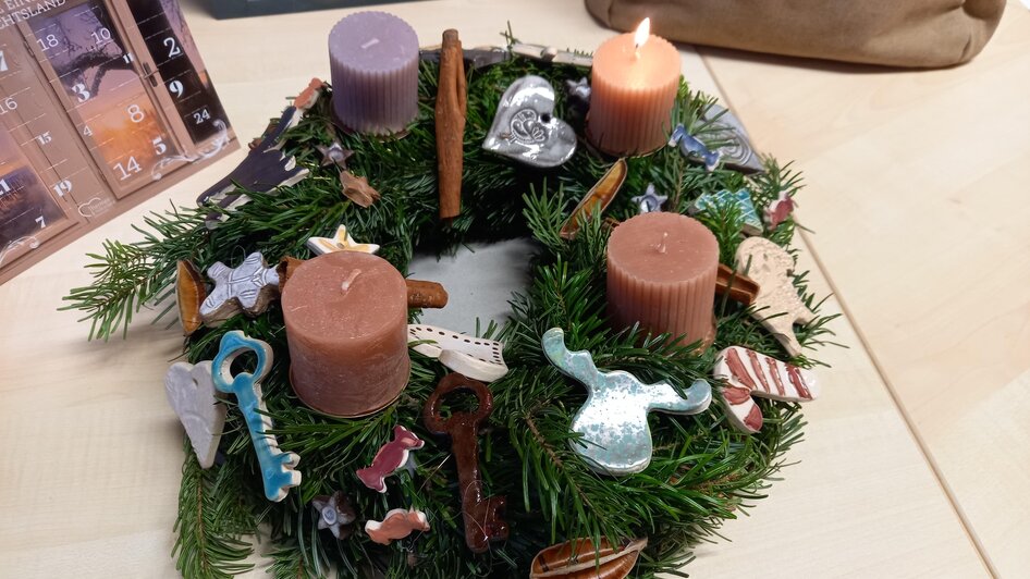 Adventkranz mit Keramikelementen