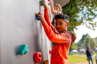 Kinder auf der Kletterwand | © © Stadtgemeinde Feldbach