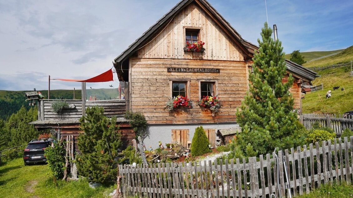 Ein charmantes, rustikales Holzhaus in der Berglandschaft. Umgeben von Grün und Blumen, vermittelt es eine einladende Atmosphäre. | © Tourismusverband Murau