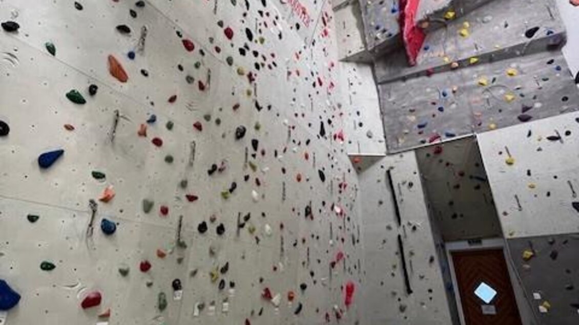Eine Kletterwand in einem Innenraum mit vielen bunten Griffen. Der Raum hat eine helle, freundliche Atmosphäre. | © TVB Murau