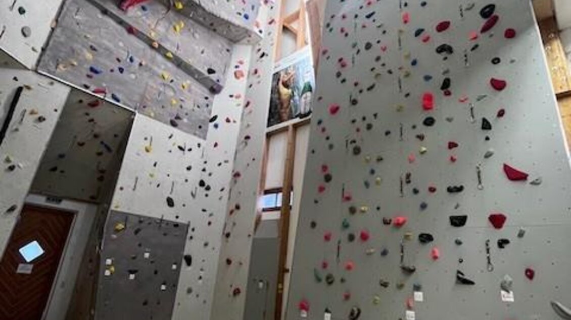 Eine Kletterhalle mit mehreren Kletterwänden, die mit verschiedenen Griffen ausgestattet sind. Deckenhoch und hell, ideal für Klettertraining. | © TVB Murau