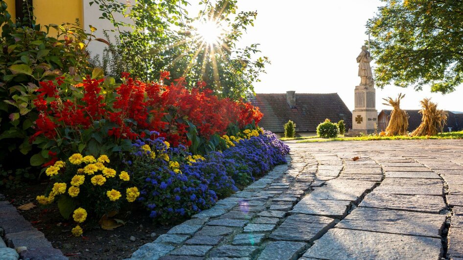 Kirchen Vorplatz mit Kreigerdenkmal | © Kurkommission Bad Blumau