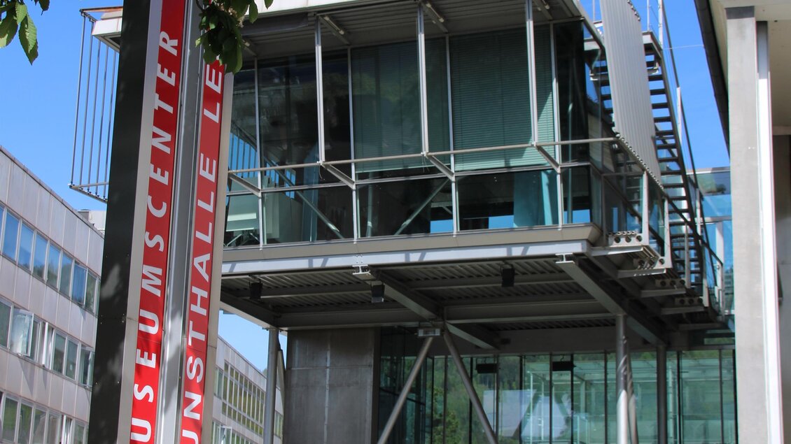 Ein modernes Gebäude des Museumscentrums Kunsthalle Leipzig mit großen Fenstern. Es ist von einem Baum umgeben und steht unter einem klaren blauen Himmel. | © TVB Erzberg-Leoben