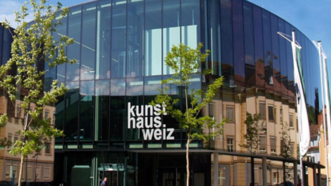 Ein modernes Gebäude mit einer Glasfassade und dem Schriftzug "kunsthaus weiz". Vor dem Gebäude wachsen einige Bäume. | © Oststeiermark Tourismus